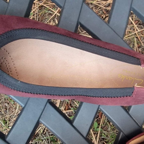 9.5 WIDE Clarks Daelyn Hill Suede Velvet Burgundy Red Maroon Slip On Loafers - Picture 6 of 13